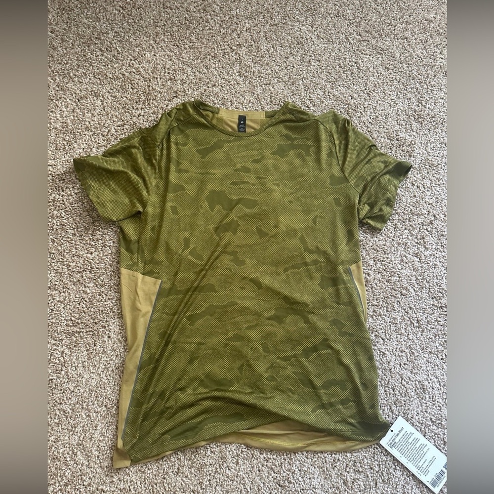 NWT Lululemon Fast and Free Short Sleeve Shirt 
Chroma Camo Auric Gold Juniper G